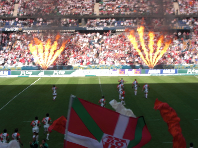 un stade rouge et blanc ,noir et rouge, une communion dans la fête