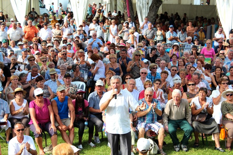 Point d'orgue de la saison d'été dans la Vallée du Louron, la 22ème foire aux traditions, située au bord du magnifique lac de Génos Loudenvielle, constitue un mariage harmonieux entre agropastoralisme, tourisme et artisanat traditionnel. Placée, cette année, sous le thème basque, cette journée fut une totale réussite : sous un soleil éclatant, les forces basques ont étonnés et ravis les milliers de visiteurs avant de céder la place à Michel ETCHEVERRY, le ténor à la voix d'or qui a interprété bien sûr quelques chants basques, mais également les incontournables en hommage à Luis Mariano, au rugby, puis des chansons à texte tout en faisant participer un public conquis.  